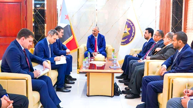 بعد يوم من العرض العسكري.. سفير روسيا في عدن للقاء الزبيدي
